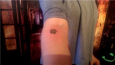 dort-yaprakli-yonca-dovmesi---clover-tattoo