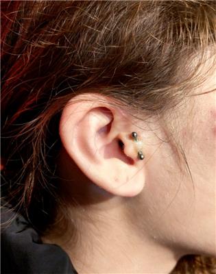 surface-tragus-piercing---tragus-yani-yuzey-piercing