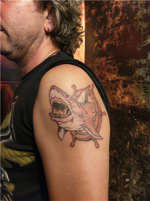 kopek-baligi-ve-dumen-dovmesi---shark-and-rudder-tattoo