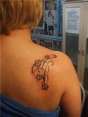 omuza-yildizlar-ve-isim-bas-harfleri-dovmesi---star-and-letter-tattoos