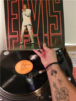 elvis-presley-imzasi-ve-ses-dalgasi-plak-dovmesi---elvis-presley-signature-and-sound-wave-vinyl-record-tattoo