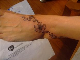 Ayak zerine iek Sarmak Dvmesi / Flower Tattoos on Foot