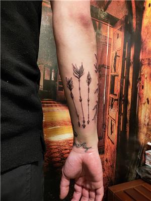 oklar-dovmesi---arrows-tattoo