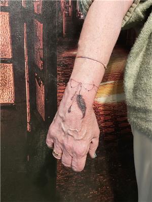 bileklik-ve-tuy-dovmesi---bracelet-feather-tattoo