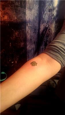 dort-yaprakli-yonca-dovmesi---clover-tattoo