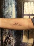 cizgisel-dalga-dovmesi---line-work-wave-tattoo