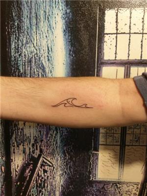 cizgisel-dalga-dovmesi---line-work-wave-tattoo