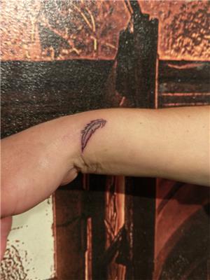 bilege-minimal-tuy-dovmesi---minimal-feather-tattoo