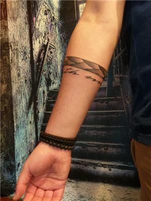 golgeli-serit-bant-ve-kolu-saran-yazi-dovmeleri---shade-band-and-live-with-me-tattoo