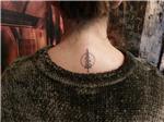 cember-icinde-cam-agaci-ense-dovmesi---pine-tree-circle-back-tattoo