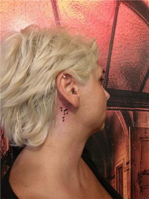 kulak-arkasina-notalar-dovmesi---notes-tattoo-behind-the-ear