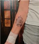 kol-uzerine-ucgen-icinde-ay-cicegi-dovmesi---sun-flower-and-triangle-tattoo