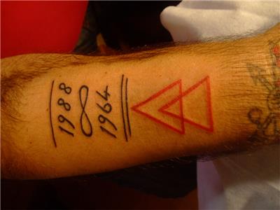 tarih-sonsuzluk-isareti-ve-kirmizi-ucgen-dovmeleri---date-infinity-and-red-triangle-tattoos