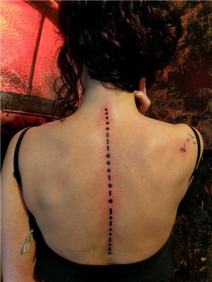 mors-alfabesi-sirt-dovmesi-ekleme-duzeltme---morse-code-back-tattoo-cover-up