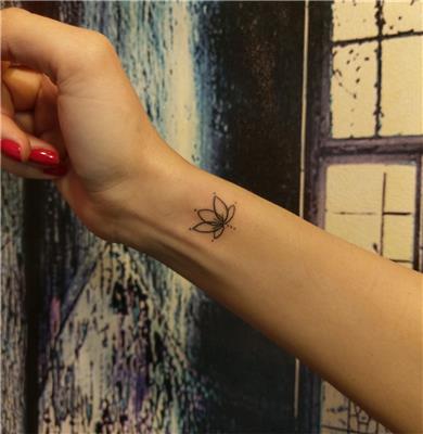 bilege-minimal-lotus-dovmesi---minimal-lotus-tattoo