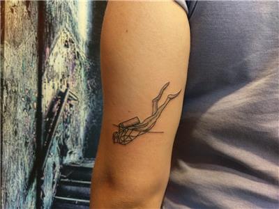 tuplu-su-alti-dalis-dalgic-dovmesi---scuba-diving-tattoo