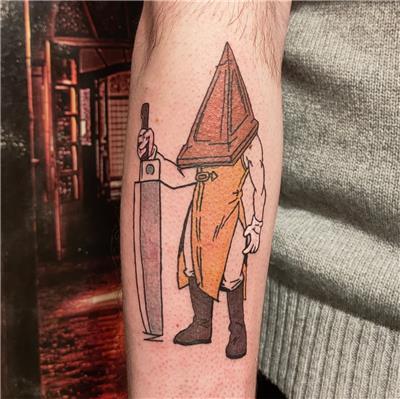 silent-hill-piramit-kafa-dovmesi---silent-hill-pyramid-head-tattoo