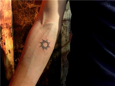 sembolik-minimal-gunes-dovmesi---sun-symbol-tattoo