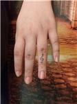 parmak-uzerine-sol-anahtari-dovmesi---g-key-music-tattoo-on-finger