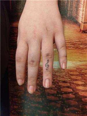 parmak-uzerine-sol-anahtari-dovmesi---g-key-music-tattoo-on-finger