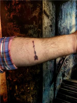 ok-dovmesi-ile-yara-kesik-izi-kapatma-calismasi---arrow-scar-tattoos