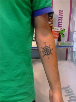 el-cizimi-pusula-dovmesi---hand-drawn-compass-tattoo