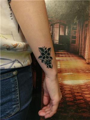 omer-isim-dovmesi-uzerini-old-school-cicek-dovmesi-ile-kapatma-calismasi---name-tattoo-cover-up-with-old-school-flower-tattoo