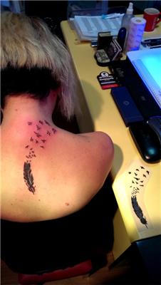 tuy-ve-ucan-kuslar-sirt-dovmesi---feather-and-flying-birds-back-tattoo