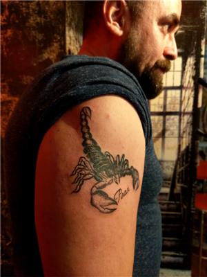 isim-dovmesi-akrep-dovmesi-ile-kapatma-calismasi---name-tattoo-cover-up-with-scorpion