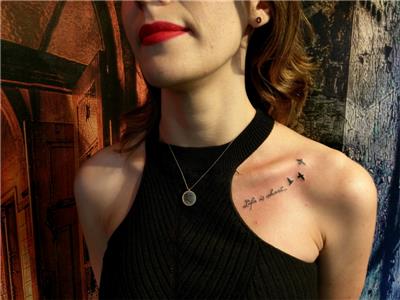 hayat-kisa-kuslar-ucuyor-yazi-dovmesi---life-is-short-birds-are-flying-tattoo