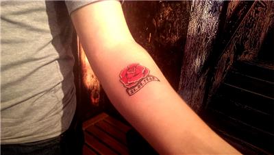 old-school-gul-ve-tarih-dovmesi---old-school-rose-and-date-tattoo