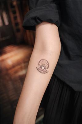inci-istiridye-dovmesi---pearl-oyster-tattoo