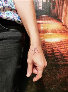 El zerine Yldzlar Dvmesi / Star Tattoos on Hand