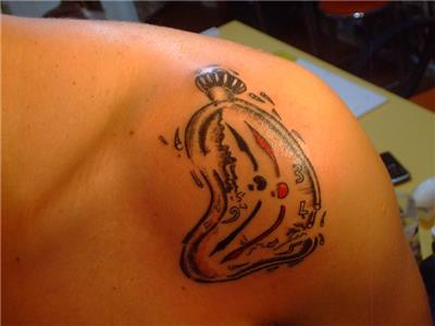 salvador-dali-eriyen-saatler-bellegin-azmi-dovmesi---the-persistence-of-memory-tattoo