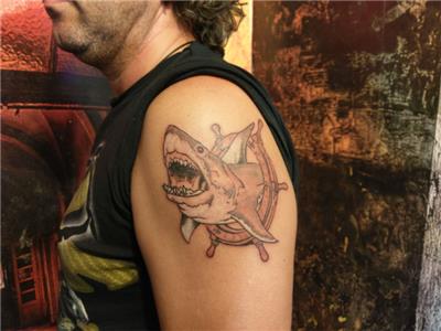 kopek-baligi-ve-dumen-dovmesi---shark-and-rudder-tattoo