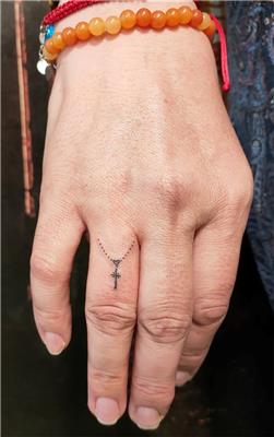 parmaga-hac-dovmesi---cross-tattoo-on-finger