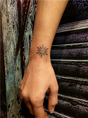 kar-tanesi-dovmesi---snowflake-tattoo