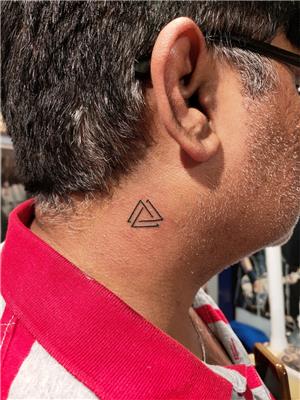 boyuna-ucgenler-dovmesi---triangles-tattoo-on-neck