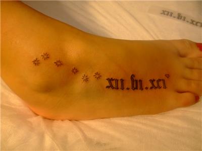 yildizlar-ve-roma-rakamlari-ile-tarih-dovmesi---stars-and-roman-numerals-tattoo