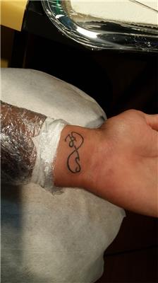 sonsuzluk-isareti-ve-harfler-dovmesi---infinity-word-tattoos