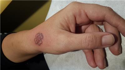 4-yaprakli-yonca-dovmesi---clover-tattoo
