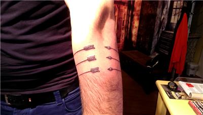 kolu-saran-ok-ve-isim-dovmeleri---arrow-and-name-tattoos