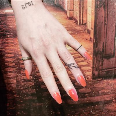 parmak-dal-yaprak-cizgi-dovmesi---leaf-and-line-finger-tattoo