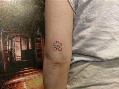 yap-boz-parcasi-mavi-nokta-dovmesi---puzzle-blue-dot-tattoo