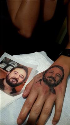 el-uzerine-portre-dovme---portrait-on-hand-tattoo