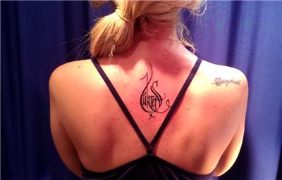 sukret-hattat-yazisi-sirt-dovmesi---be-thankful-calligraphy-back-tattoo