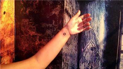 sembolik-gunes-dovmesi---minimal-sun-tattoo