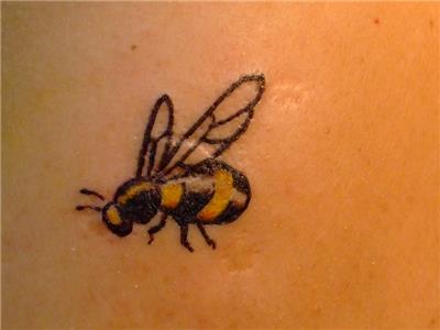 ari-dovmesi---bee-tattoo