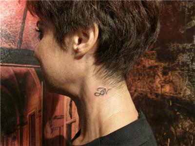 boyuna-harf-dovmesi---neck-letter-tattoo