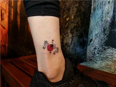 ugur-bocegi-kalp-sarmasik-dovmesi---ladybug-hearts-and-leaf-tattoos